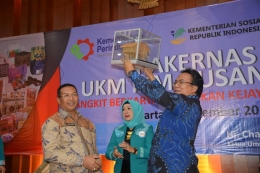 Harry menerima salah satu produk home industri UKM IKM Nusantara