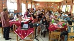 Hernowo sedang memberikan materi Mengikat Makna kepada guru-guru. (Foto: Institut Penulis Indonesia)