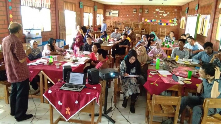 Hernowo sedang memberikan materi Mengikat Makna kepada guru-guru. (Foto: Institut Penulis Indonesia)