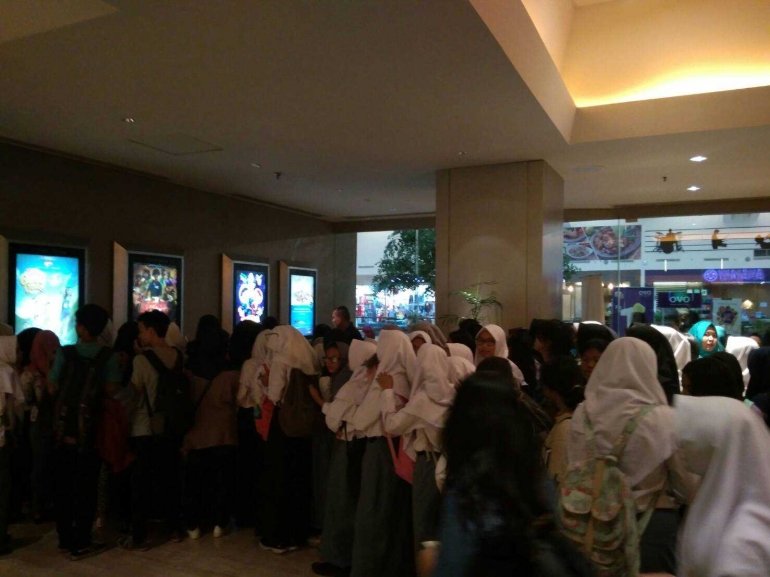 Mahasiswa dan Pelajar Saling Berdesakan Demi Tiket Gratis Posesif