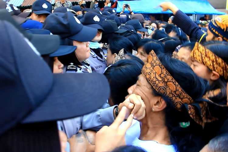 Sejumlah ibu-ibu warga Adat Sunda Wiwitan Cigugur terlibat aksi saling dorong dengan Polisi Wanita Polres Kuningan, Jawa Barat di Desa Cigugur, Kecamatan Cigugur, Kamis siang (24/8/2017). Pasca dua kali terjadi kericuhan, dan sejumlah korban terluka, Pengadilan Negeri Kuningan menggagalkan pelaksanaan eksekusi bangunan yang menjadi sengketa bertahun-tahun.(KOMPAS.com/ Muhamad Syahri Romdhon)