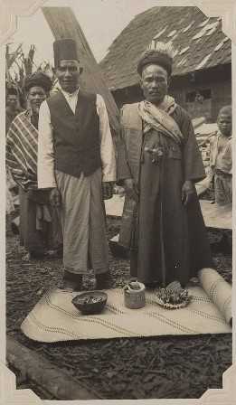 Pakaian Adat laki-laki suku Kerinci di Jambi, salah satu busana 'pribumi' Nusantara. (Dok. KITLV-pictura)