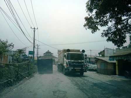 Truk-Truk Besar Melintas di Jalan Rusak (Dokpri)