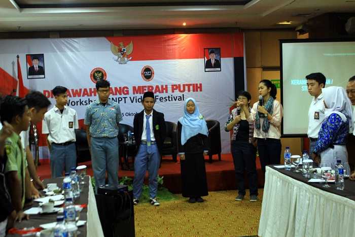 Prisia Nasution dan Tjandra Wibowo saat memberikan coaching clinic kepada para peserta Workshop di Jawa Tengah beberapa waktu lalu (foto dindin)