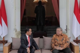 Presiden Joko Widodo berbincang dengan Ketua Umum PartaI Demokrat Susilo Bambang Yudhoyono di Istana Merdeka, Jumat (27/10/2017).(ANUNG ANINDITO)