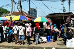 Trotoar Tanah Abang Dikuasai Pedagang - Foto Kompas