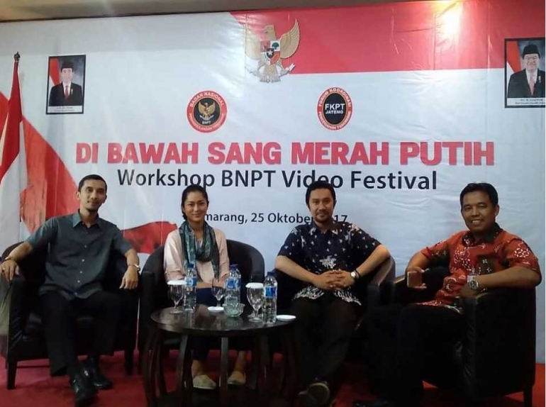 Saya dan pengurus FKPT Jateng bersama Prisia Nasution di sela-sela Workshop Pembuatan Video di Semarang beberapa waktu lalu (foto dindin)