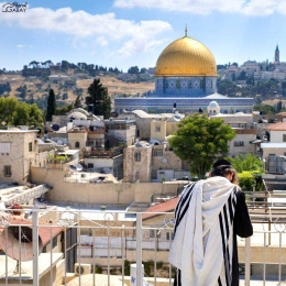 Seorang Rabi sedang berdoa menghadap Dome of the Rock, Temple Mount / Masjid Al Aqsa. Yang 2000 tahun sebelumnya berdiri Kuil. Kini penganut Yahudi dilarang beribadah di dalam area tersebut berdasarkan perjanjian Israel-Yordania dan keputusan tinggi para Rabi demi menjaga kesuciannya. Sumber foto: instagram @sharongabay2