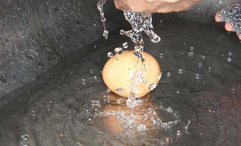 Telur disucikan dengan air sebelum digunakan untuk memasak