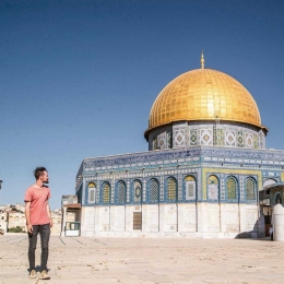 Seorang turis tengah memandang Dome of the Rock. Tempat suci bagi penganut Yahudi, Kristen, dan Islam. Sumber foto: instagram @the_traveling_zam