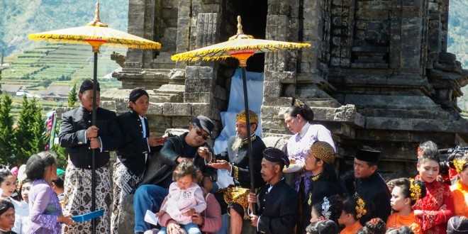 ritual pemotongan anak berambut gimbal Dieng. Peleburan keyakinan. sumber : ensiklopediaindonesia.com