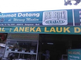 Warung makan yang papan namanya terdapat label "Muslim" dan "halal di kota Denpasar (Sumber: dokumen pribadi)