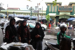 Emak-emak narsis di sebrang Pasar Beringharjo (Dokumentasi Pribadi)