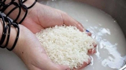 Ilustrasi mencuci beras (jabar.tribunnews.com)