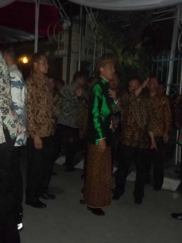 dok.pri sesaat sebelum midadareni dimulai , Jokowi sambangi para tamu