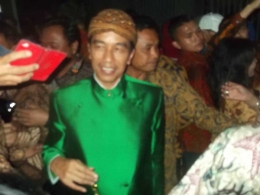 dok.pri berebut salaman dan selfie bersama Jokowi