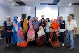 Prof Dr Rindit Pambayun, Guru Besar Ilmu Pangan Uniersitas Sriwijaya (Unsri) Palembang (tengan pakai batik) bersama peserta “Danone Blogger Academy”, 4/11-2017 (Foto: Djoko Susilo)