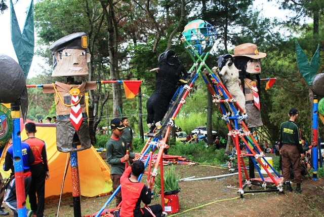 Sebagian peserta Raida XIII Jabar 2017 menyiapkan tapak perkemahan mereka. (Foto: Pusinfo Kwarda Jawa Barat)