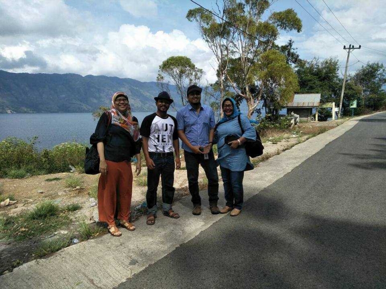 Gambar 1, Safriga menjadi pemandu kunjungan pejabat Kemenkop UKM di Aceh Tengah (Doc. FMT)