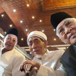 Habib Lutfi, Mbah Moen dan Gus Mus (sumber: @detik_foto)