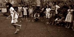 Anak-anak bermain Engklek, permainan tradisional Indonesia