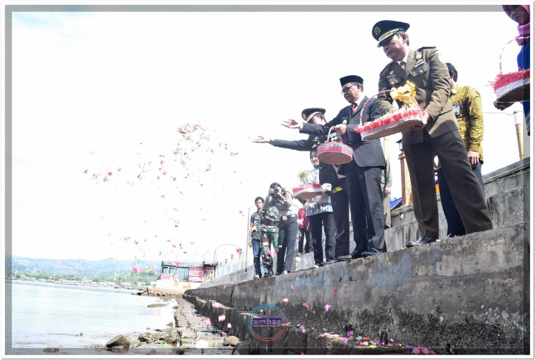 Pejabat di Bantaeng tabur bunga di laut dalam rangka memperingati Hari Pahlawan tahun 2017 (10/11).