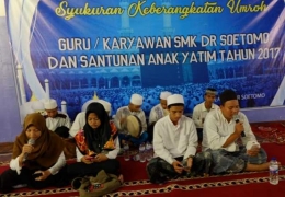 Murid SMK Dr. Soetomo memainkan musik Banjari
