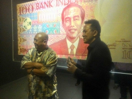 Yuswantoro Adi dan Ketua Bekraf Triawan Munaf di salah satu Lukisannya pada pembukaan pameran semalam (dokumen pribadi)