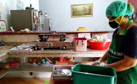 Staf pekerja di dapur produksi Sagon Bakar. (Foto: Gapey Sandy)