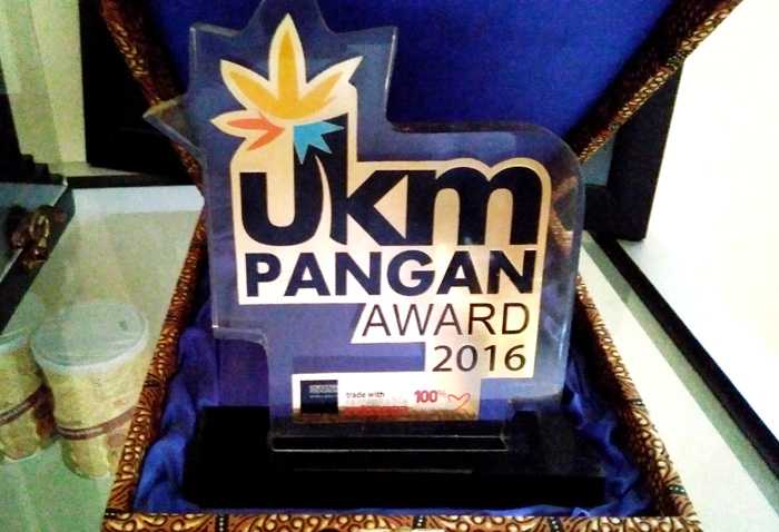 UKM Pangan Award 2016 yang diraih Irma Husnul Hotimah dengan Sagon Bakarnya. (Foto: Gapey Sandy)