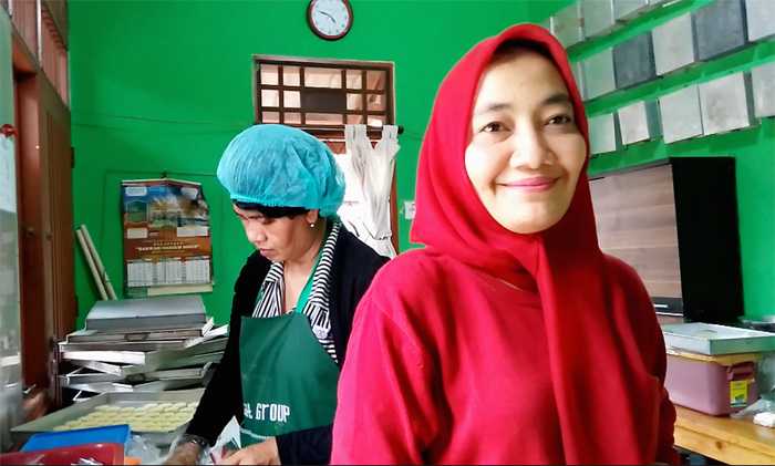 Irma Husnul Hotimah bersama staf pekerja di dapur produksi Sagon Bakar. (Foto: Gapey Sandy)