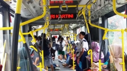 Transjakarta yang nyaman untuk penumpang wanita pun sangat berpotensi menjadi solusi bagi masyarakat Jakarta untuk menghindari macet karena menaiki mobil pribadi yang tak terisi penuh (Ilustrasi 7: Dokpri)