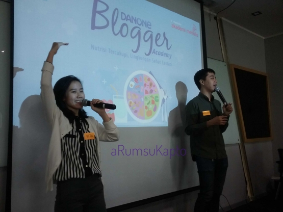 Facilitator Dinamika mengajak bermain yang berkaitan dengan materi selanjutnya (Dokpri)