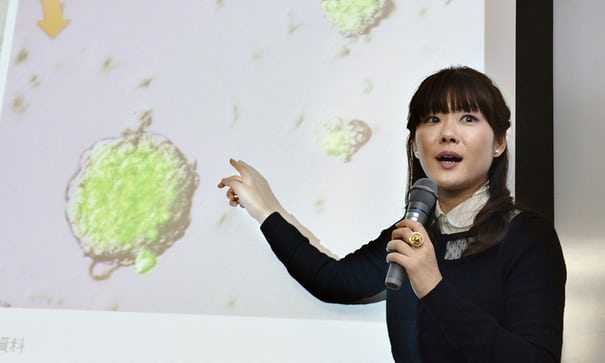 Haruko Obokata menjelaskan hasil risetnya (theguardian.com)