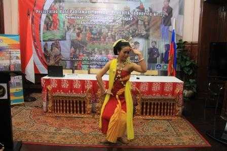 tari gambyong yang dibawakan oleh salah seorang guru SIM, ibu Elisabeth Nur Nilasari, S.Sn.