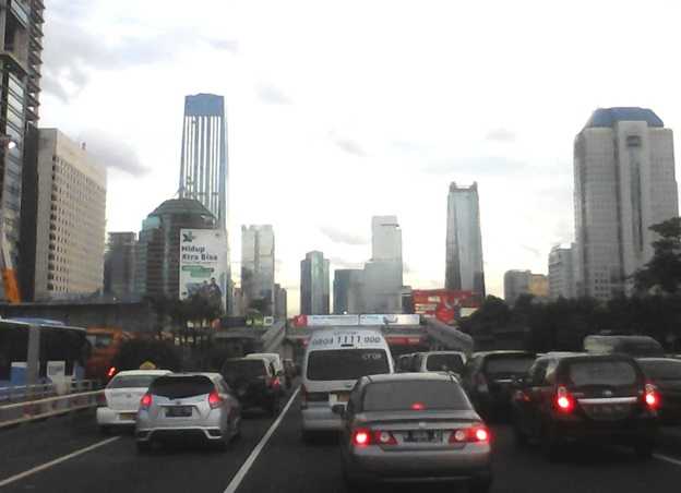 Kemacetan saat jam pulang kerja di salah satu sudut jalan Jakarta (Sumber: dokumen pribadi)