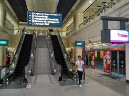 Semua stasiun MRT di Singapura difasilitasi eskalator dan lift (dok pribadi)