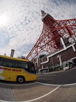 Dua simbol Tokyo, yaitu Hato Bus dan Tokyo Tower (Dokumentasi Pribadi)