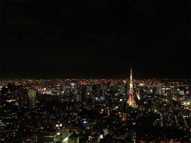 Wajah Tokyo Tower dimalam hari dipandang dari puncak Roppongi Hills (Dokumentasi Pribadi)