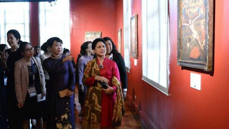 Ibu Iriana saat mengikuti 'spouse program' di KTT ASEAN ke-30 di Manila. Sumber foto: detik.com.
