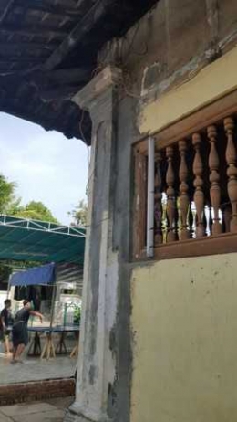 Perbaikan profil tiang pojok Masjid Angke. (Foto: Lingwa)