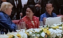 Ibu Iriana bersama Presiden Trump dan Presiden Jokowi. Sumber foto: detik.com.