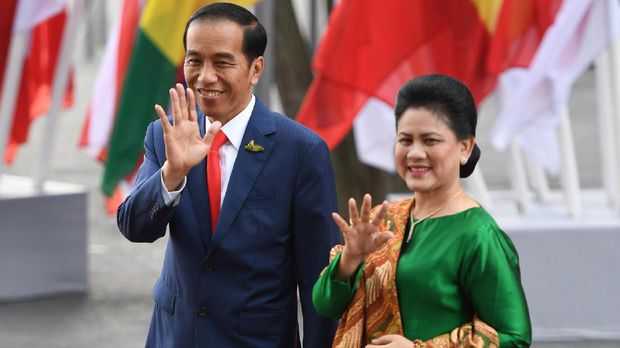 Presiden Jokowi yang selalu didampingi Ibu Iriana. Sumber foto: detik.com.