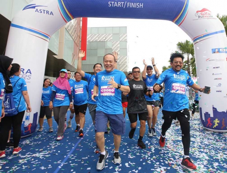 Abong dan Yulian Warman (depan) memasuki garis finish (Foto: Astra)