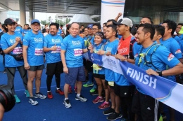Abong (keempat dari kiri) bersama 60 Insan Astra Runners di garis finish Astra Biz Center BSDCity Tangerang Selatan (Foto: Astra)