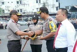 Kapolres Banyuasin saat terima penghargaan dari Kapolda Sumsel | dok.pribadi