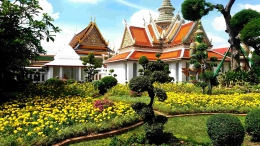 Taman di Luar Kompleks Wat Arun (Dokpri)