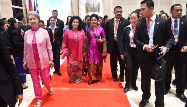 Ibu Iriana dan Madam Rosmah nampak mesra bergandeng tangan di KTT ASEAN 2016. Sumber foto: tempo.com.