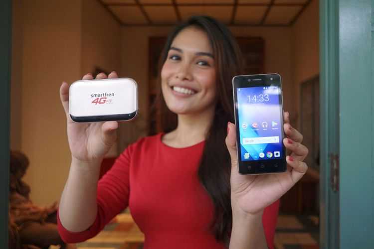 Model sedang memamerkan modem MiFi M5 dan smartphone Andromax A2 (Sumber : Kompas.com/Oik Yusuf)