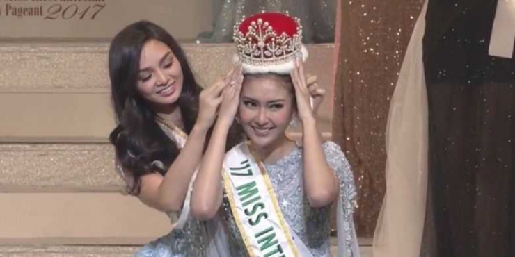 Miss International 2016, Kelly Ferzosa memakaikan mahkota Miss International kepada Kevin Lilliana dari Indonesia.